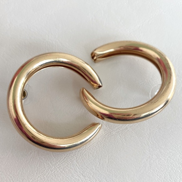 Vintage Gold Minimalist Chunky Horeshoe Hoop Earrings - Picture 4 of 5